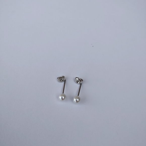 Jewelry - Pearl white elegant stud imitation earings!!!